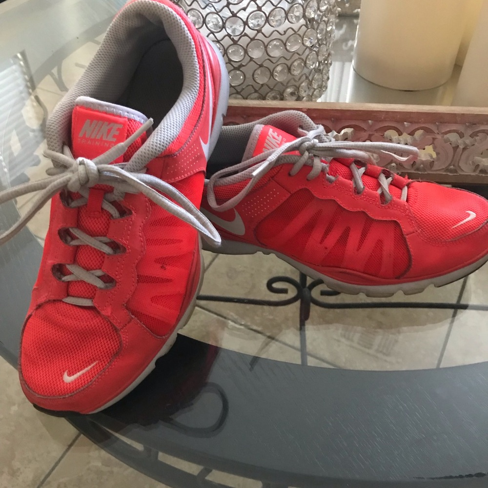 Tennis shoes